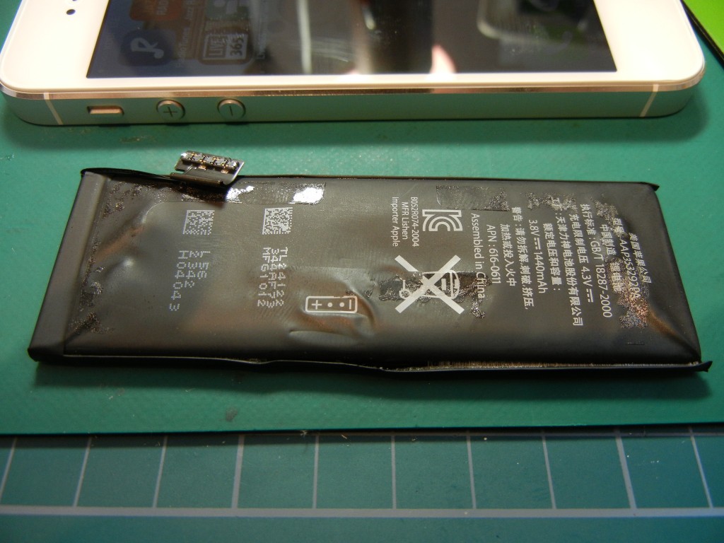 iPhone5　バッテリーが熱膨張2